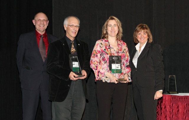 Kelly Galloway, P.Eng. and Ben Smith, Chair, Village of Victoria, receive their awards at the 2011 FCM Sustainable Communities Awards in Victoria, British Columbia.